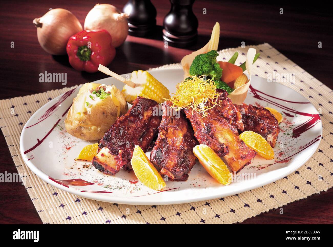 Bistecca di agnello alla griglia con verdure e purè di patate Foto Stock