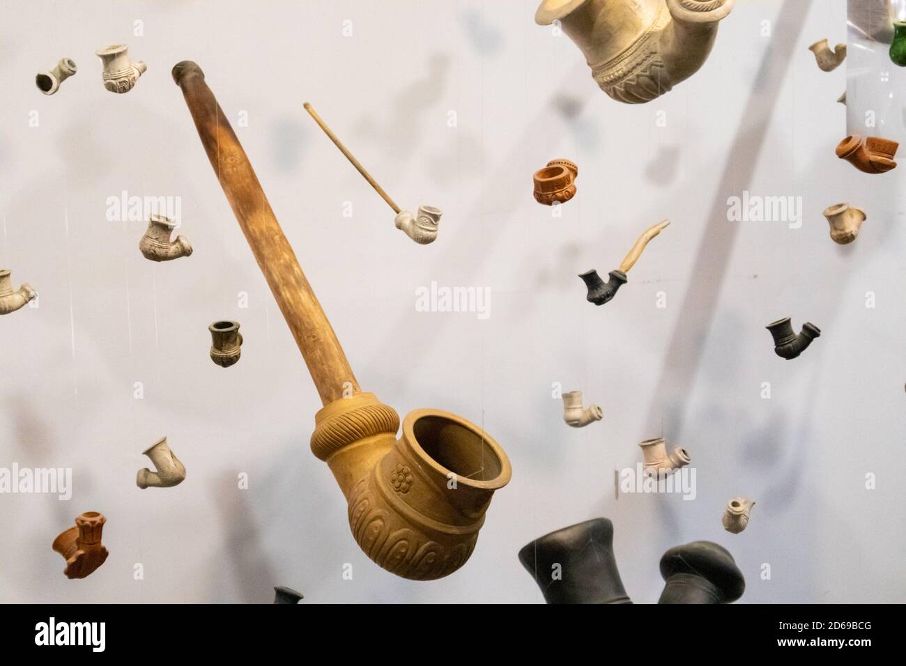 Installazione di tubi di fumo di ceramica vintage su sfondo bianco in Zaporozhian sich. Patrimonio culturale ucraino cosacco sull'isola di Khortytsia, U. Foto Stock