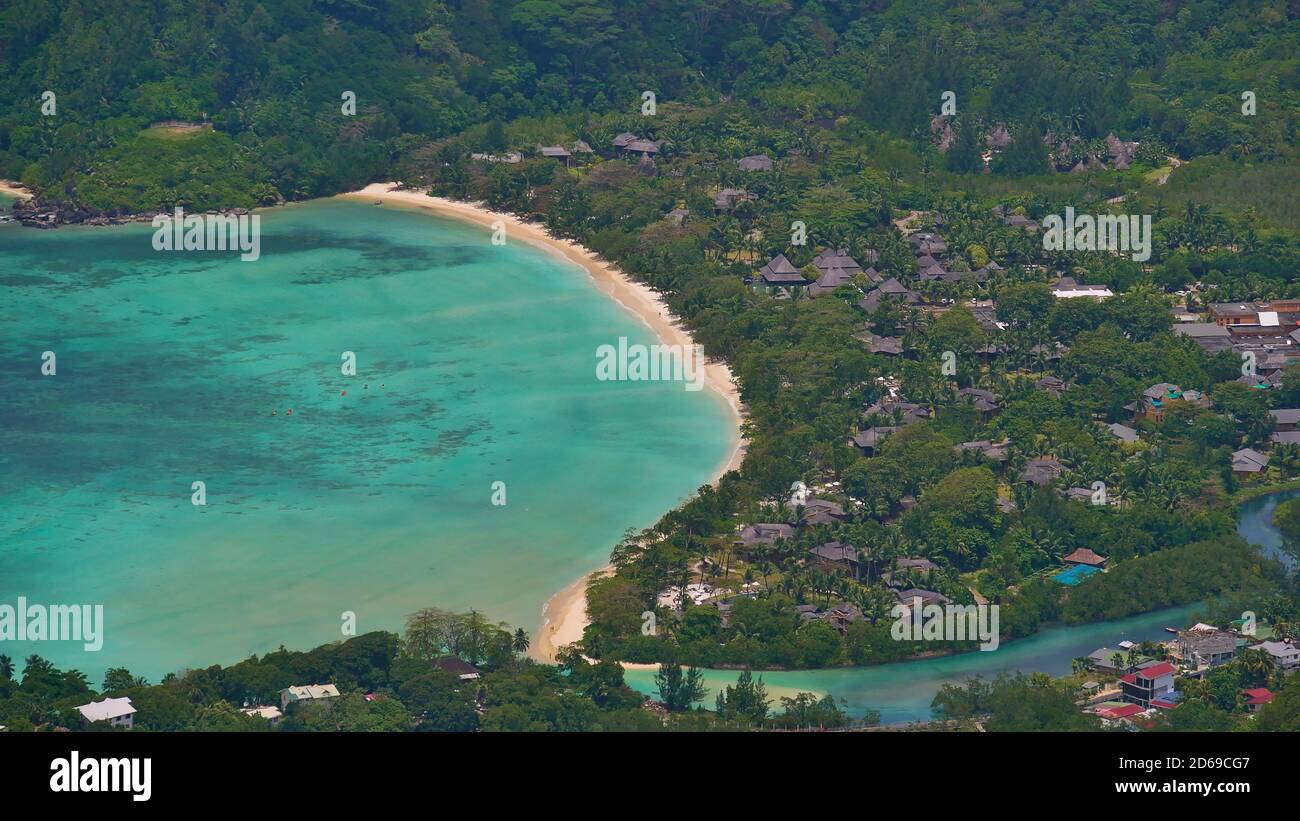 Vista aerea della spiaggia tropicale Anse l'Islette dalla cima della montagna Morne Blanc, isola di Mahe, Seychelles con belle acque turchesi. Foto Stock