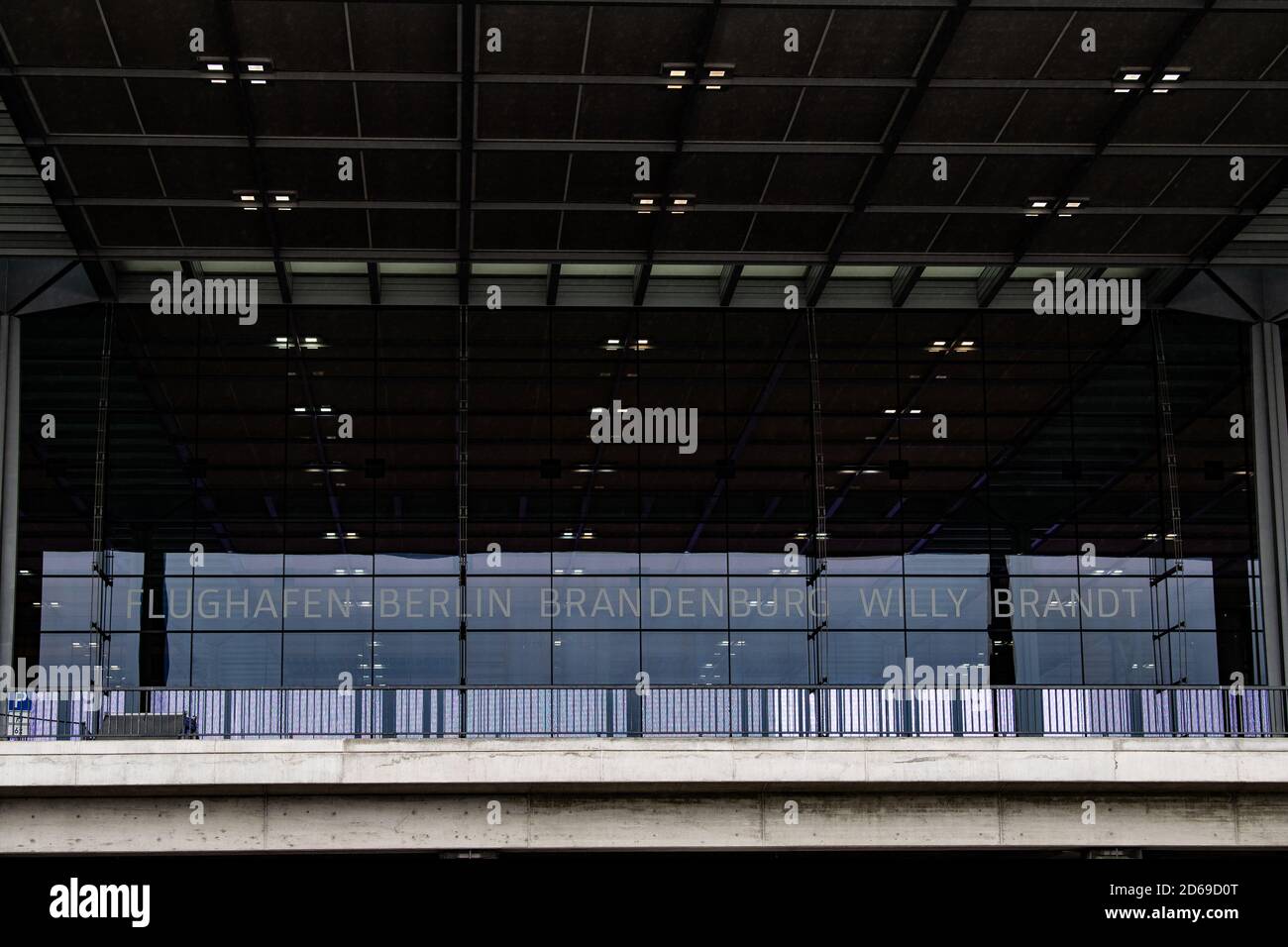 14 ottobre 2020, Brandeburgo, Schönefeld: 'Flughafen-Berlin Brandenburg Willy Brandt' è scritto sulla facciata di vetro al terminal della nuova capitale aeroporto BER. Il nuovo aeroporto di Berlino-Brandeburgo (BER) sarà finalmente aperto il 31 ottobre 2020. Foto: Paul Zinken/dpa-Zentralbild/dpa Foto Stock