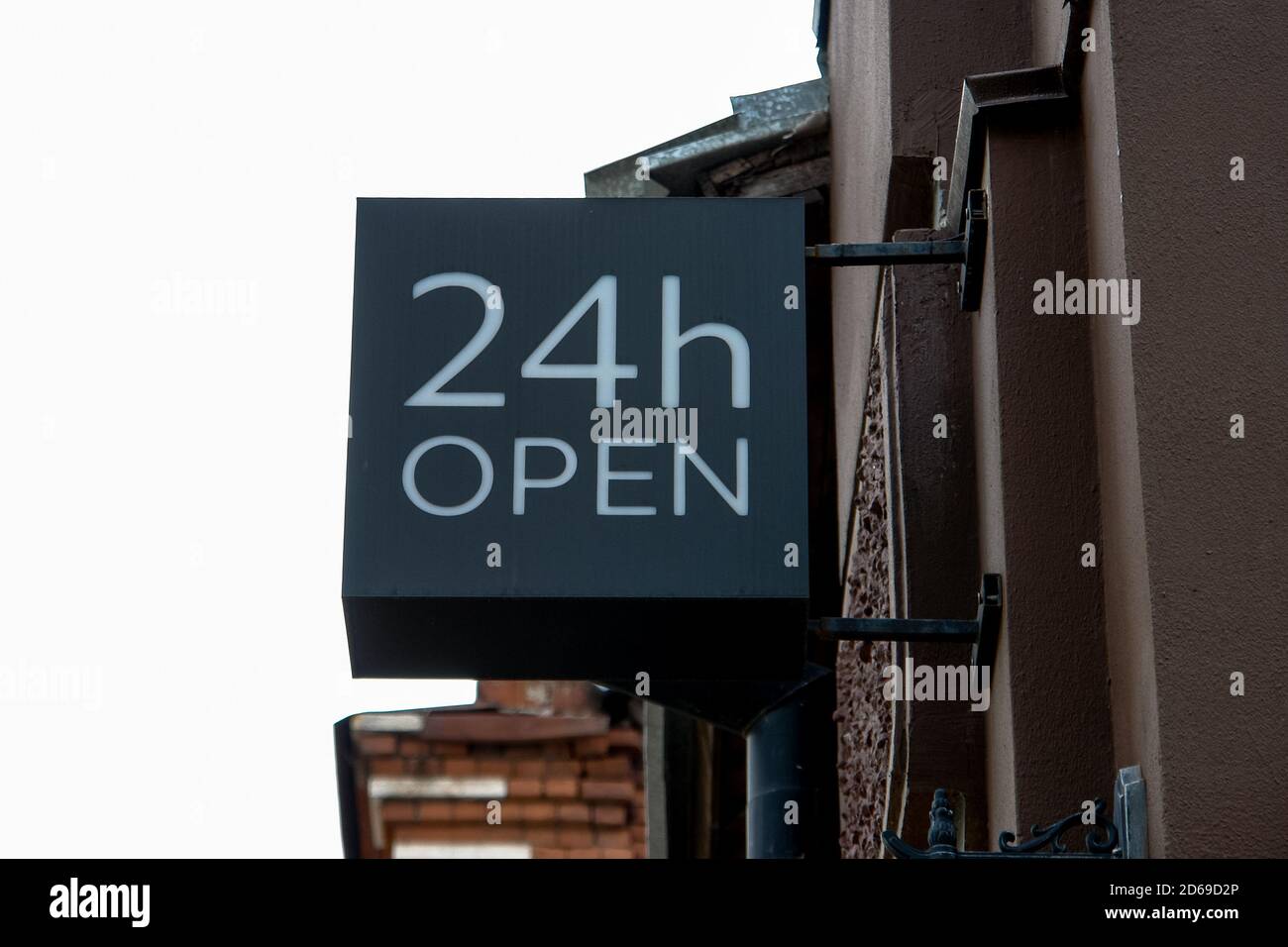 cartello aperto 24 ore su 24 su una strada sul muro del negozio o del  ristorante Foto stock - Alamy