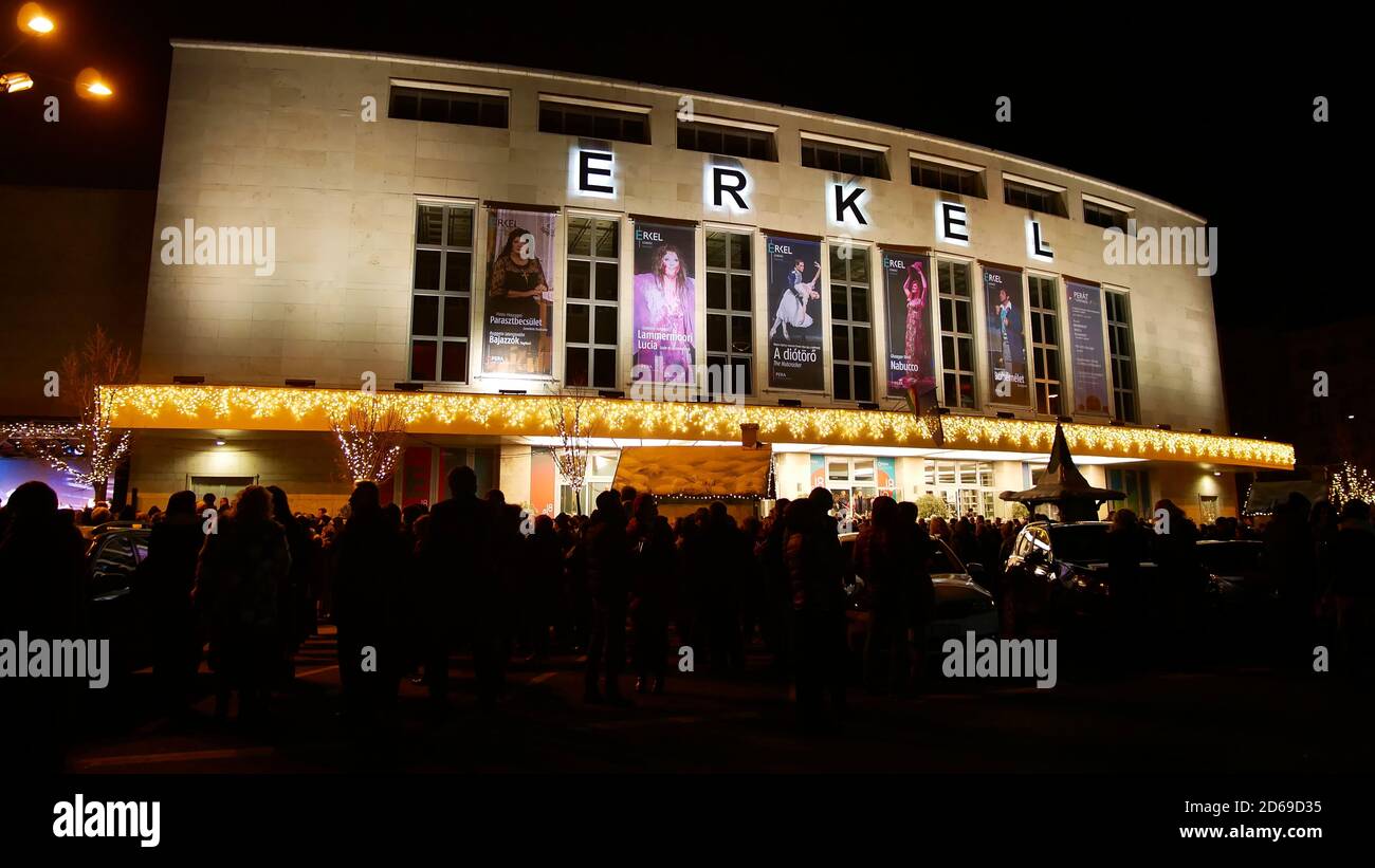 Budapest, Ungheria - 01/01/2019: Persone di fronte al famoso teatro illuminato Erkel dopo lo spettacolo d'opera di Capodanno in attesa dei fuochi d'artificio. Foto Stock