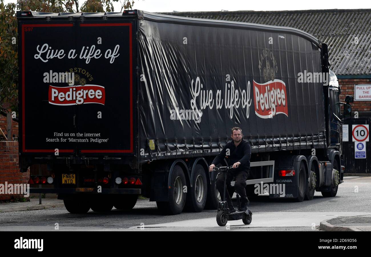 Burton Upon Trent, Staffordshire, Regno Unito. 15 ottobre 2020. Un lavoratore lascia la Birreria MarstonÕs dopo che la società ha annunciato che avrebbe occupato fino a 2,150 posti di lavoro furluchiati a seguito di nuove restrizioni per frenare la diffusione del coronavirus. Credit Darren Staples/Alamy Live News. Foto Stock