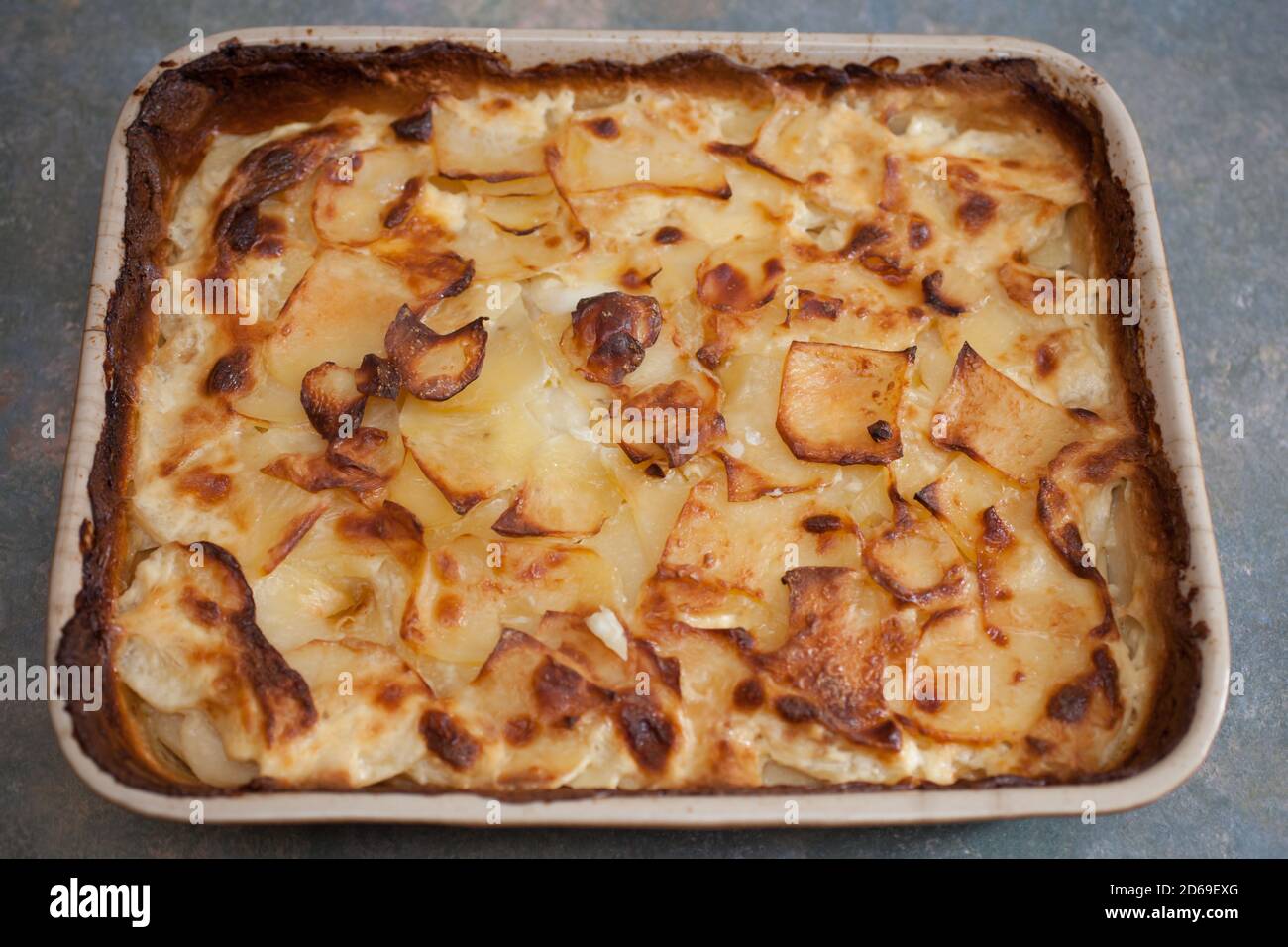 Gratin Dauphinoise, un piatto di patate francese con crema e strati di patate Foto Stock