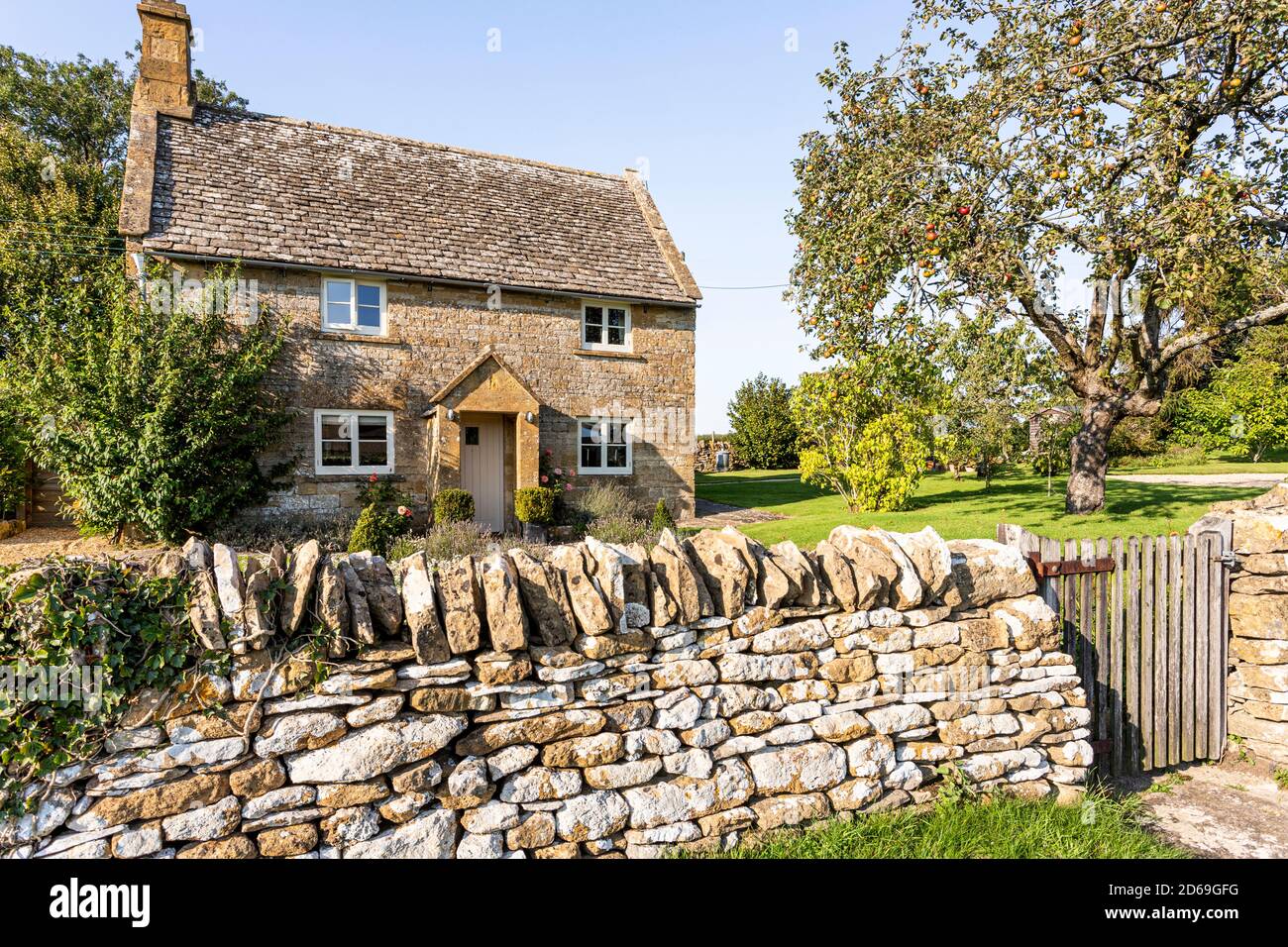 Luce serale su un cottage in pietra tradizionale nel villaggio di Cutsdean, Gloucestershire UK Foto Stock