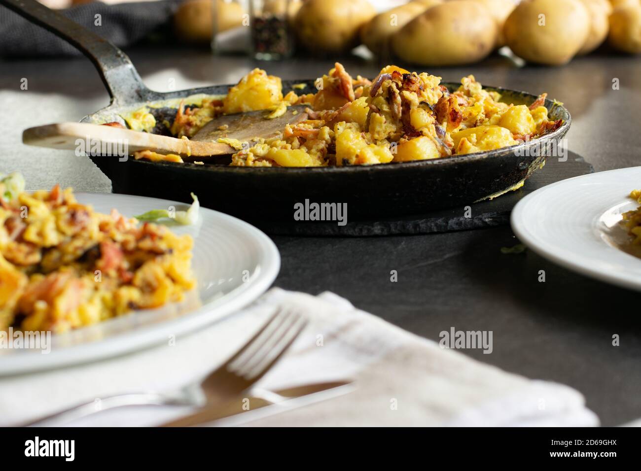 patate fritte con uova, prosciutto e cipolle - colazione contadina Foto Stock