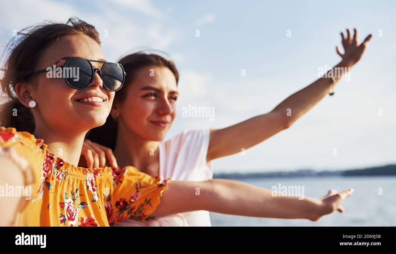 Selfie di due ragazze sorridenti all'aperto che hanno un buon fine settimana insieme in giornata di sole Foto Stock