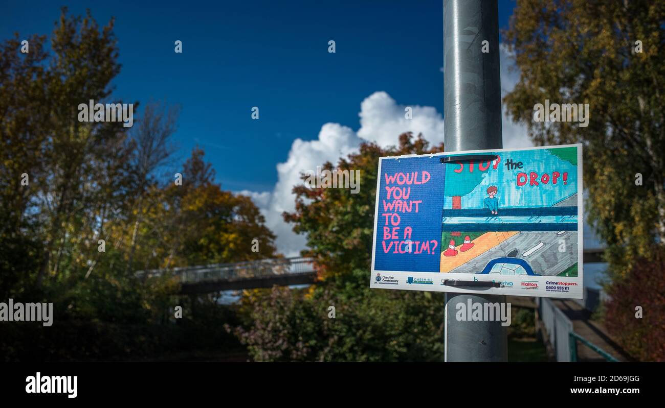 "Stop the Drop" segno della campagna di Halton Transport, polizia di Cheshire e vigili del fuoco per fermare il comportamento antisociale caduta di oggetti sul traffico stradale Foto Stock