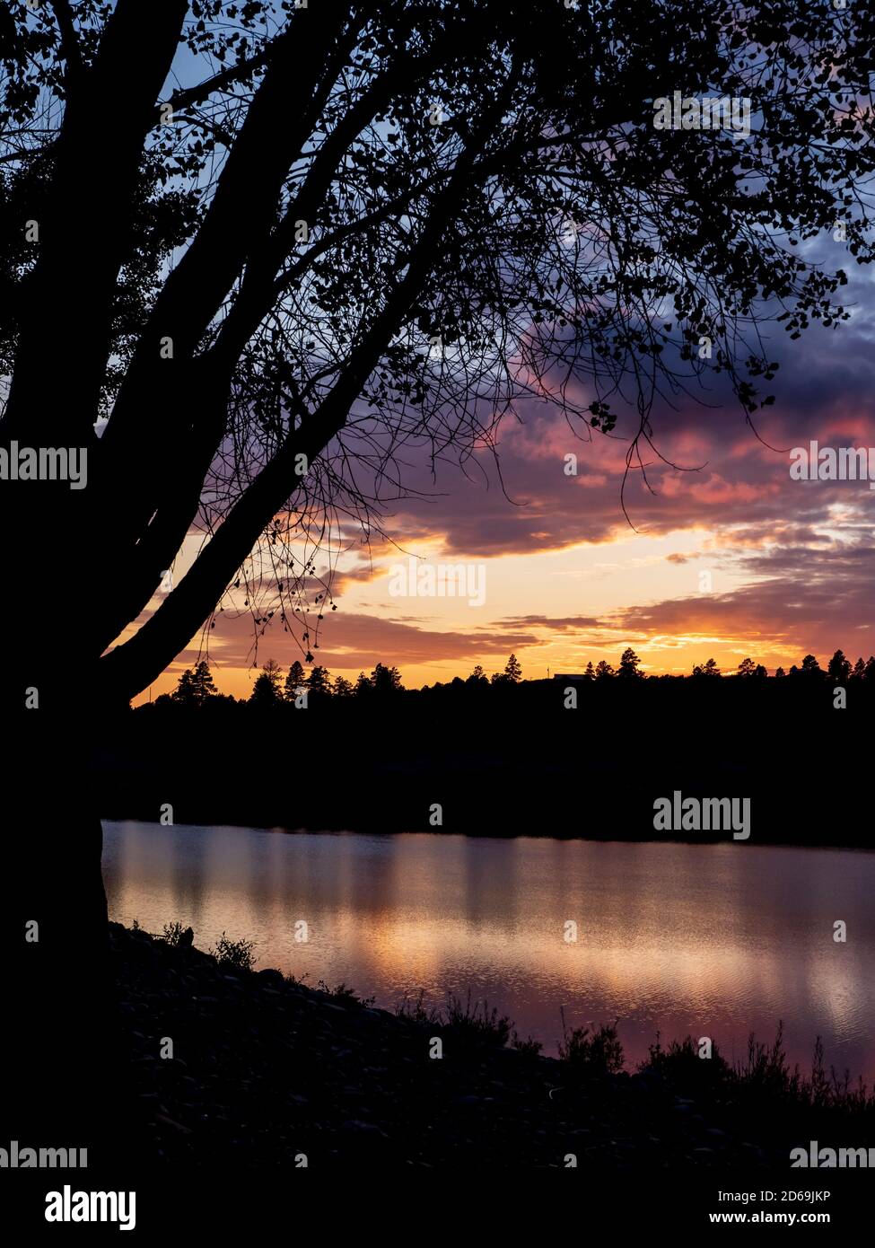 Tramonto sul lago artificiale Jackson Gulch, Mancos state Park, Mancos, Colorado. Foto Stock