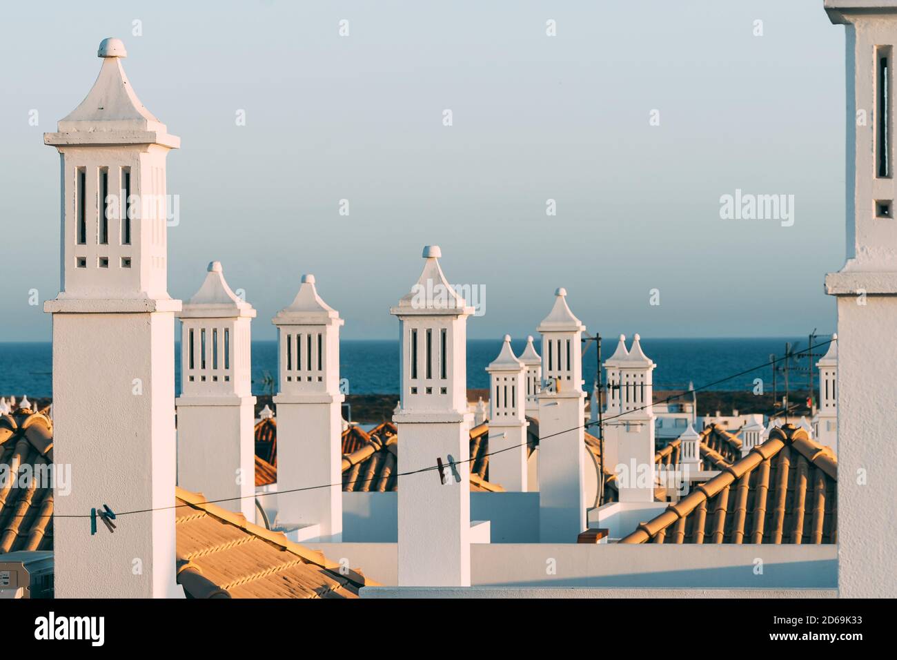 Camini tradizionali e tetti in Algarve Foto Stock