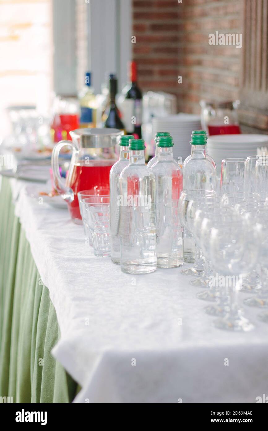 Ristorazione bevande - bottiglie con acqua pulita al ristorante. Foto Stock