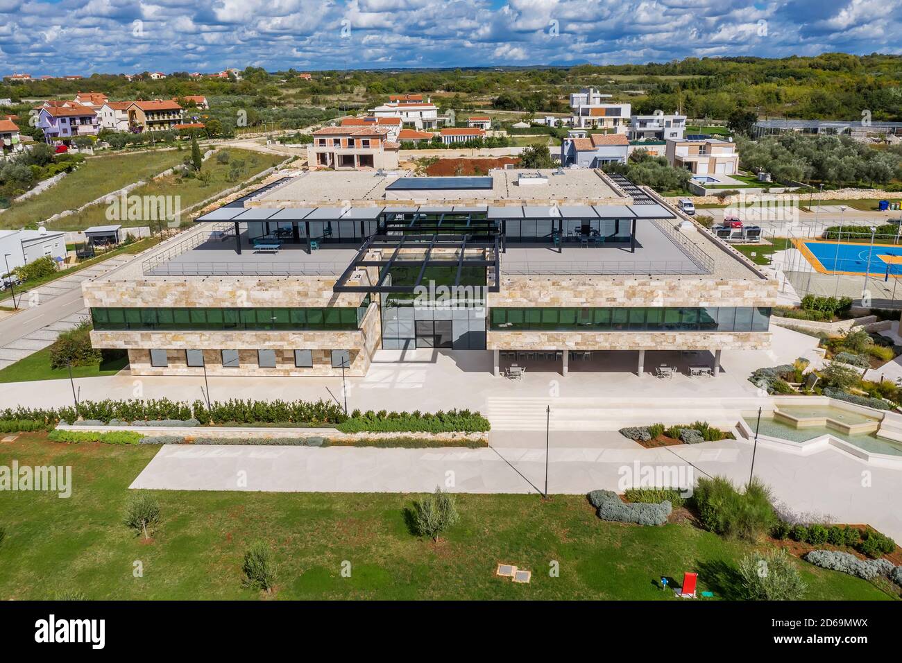 VODNJAN, CROAZIA - 6 OTTOBRE 2020 - il moderno campus della società GLOBALE DI IT Infobip con tutte le strutture di accompagnamento, vista aerea Foto Stock