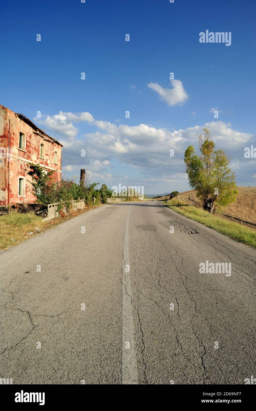Italia, Basilicata, strada statale 103, casa cantoniera, casa di campagna abbandonata Foto Stock