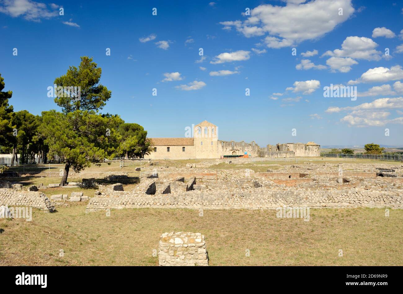 Italia, Basilicata, venosa, parco archeologico, rovine romane e chiesa medievale incompiuta Foto Stock