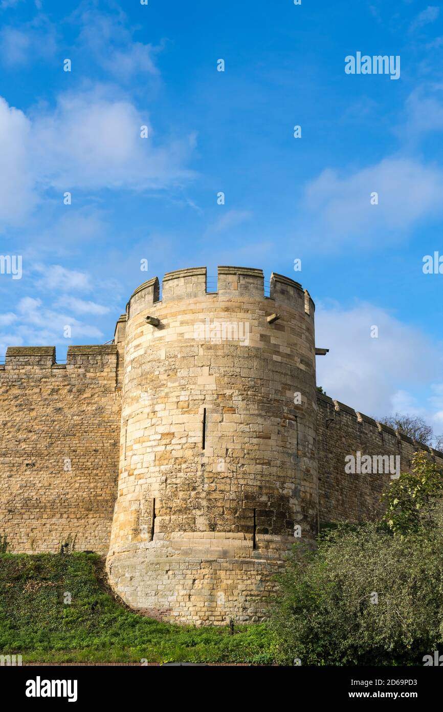 Torre ad angolo del Castello di Lincoln e mura da St Paul's Lane Lincoln City Lincolnshire ottobre 2020 Foto Stock