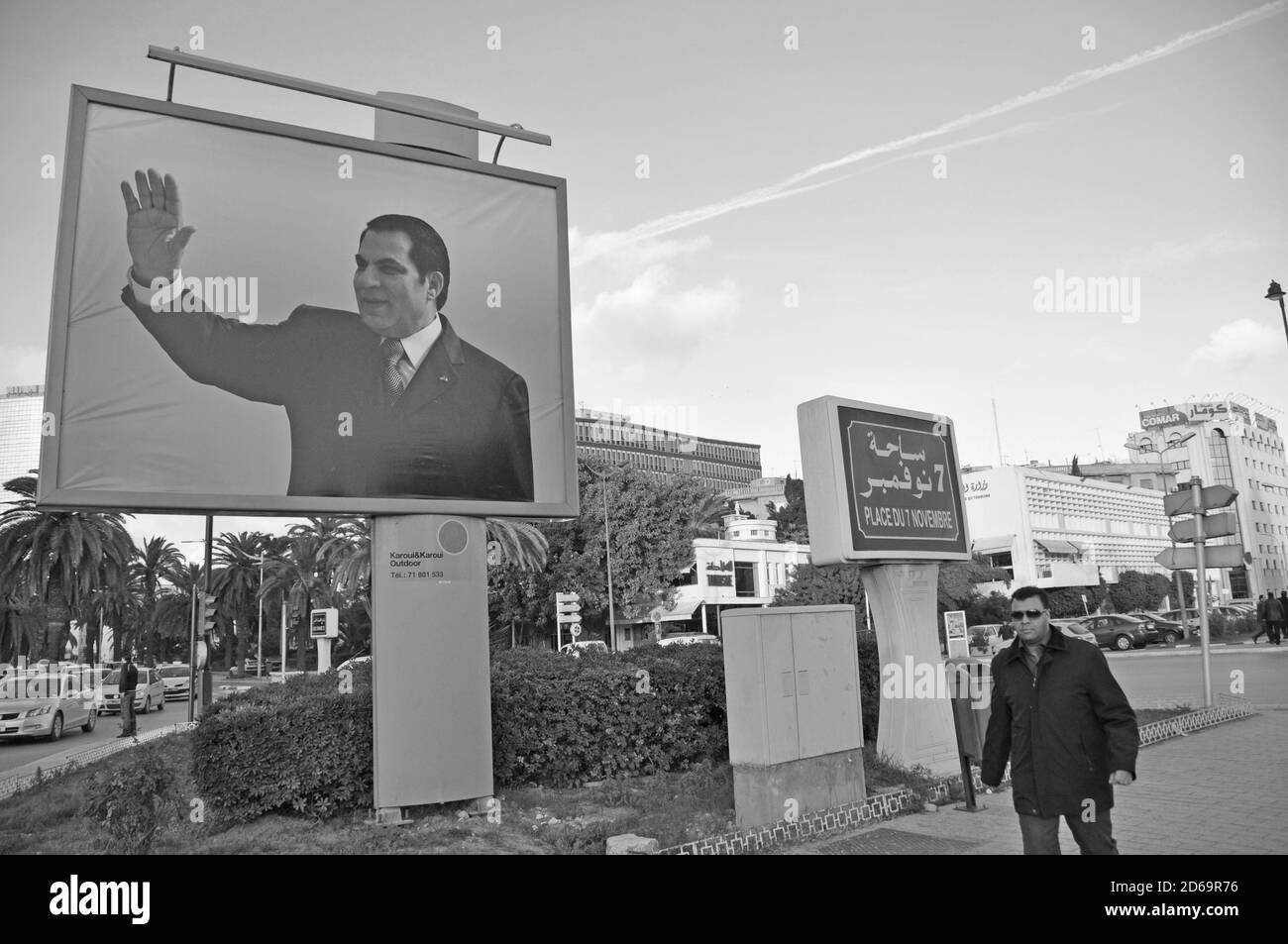 Tunesias ex Premier-Minister Ben Ali dice goodby al suo paese su un poster sul posto del 7 settembre Foto Stock