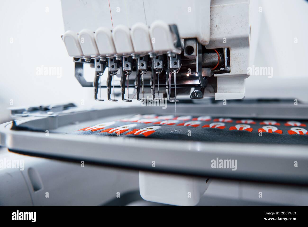 Fare immagini di razzo. Vista ravvicinata della macchina da cucire automatica bianca in fabbrica Foto Stock