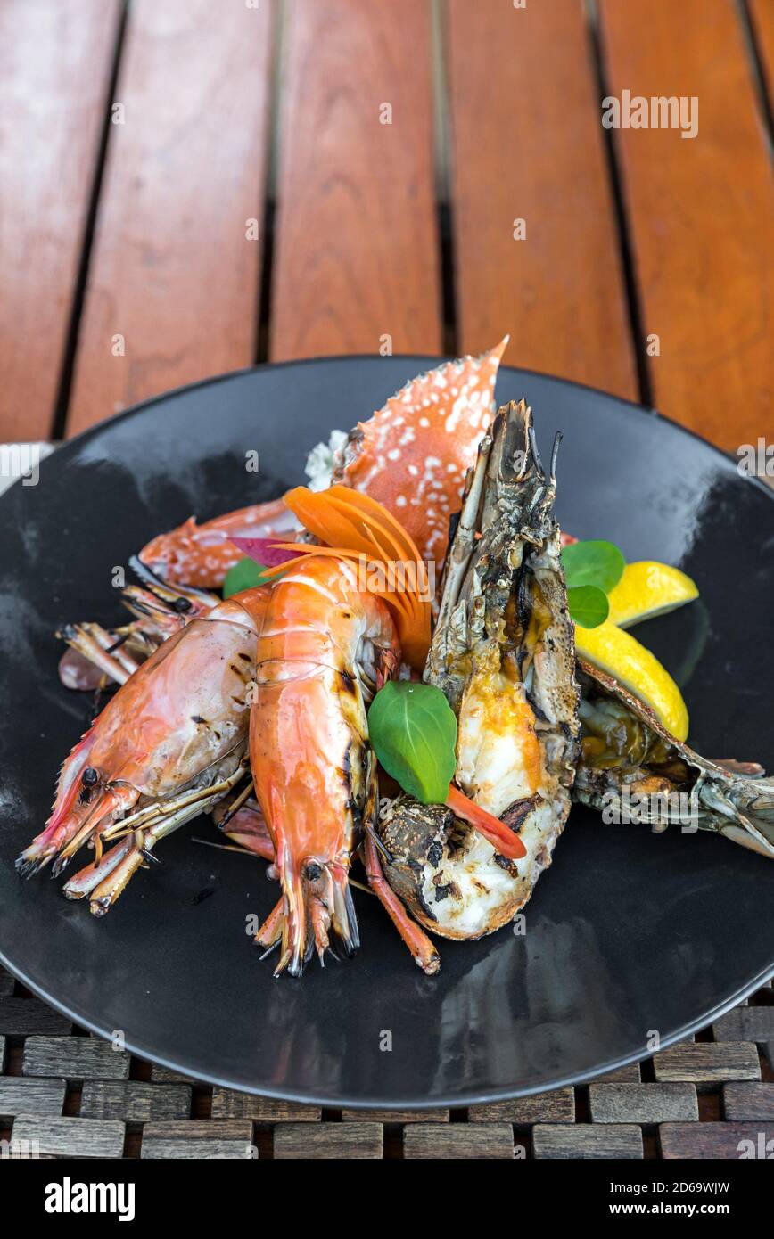 piatto di pesce delizioso gamberetto alla griglia; aragosta di roccia e  granchio rosso Foto stock - Alamy
