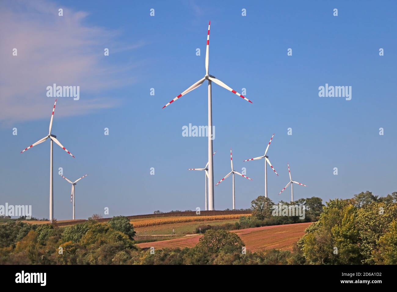 Turbine eoliche. Generazione di energia ecologica. Messa a fuoco selettiva Foto Stock