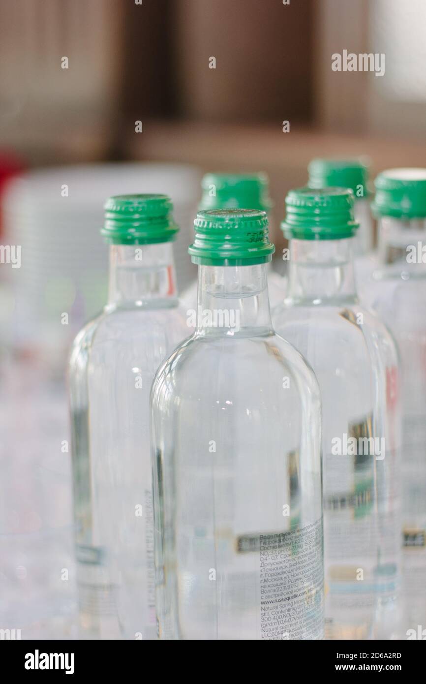 Ristorazione bevande - bottiglie con acqua pulita al ristorante. Foto Stock