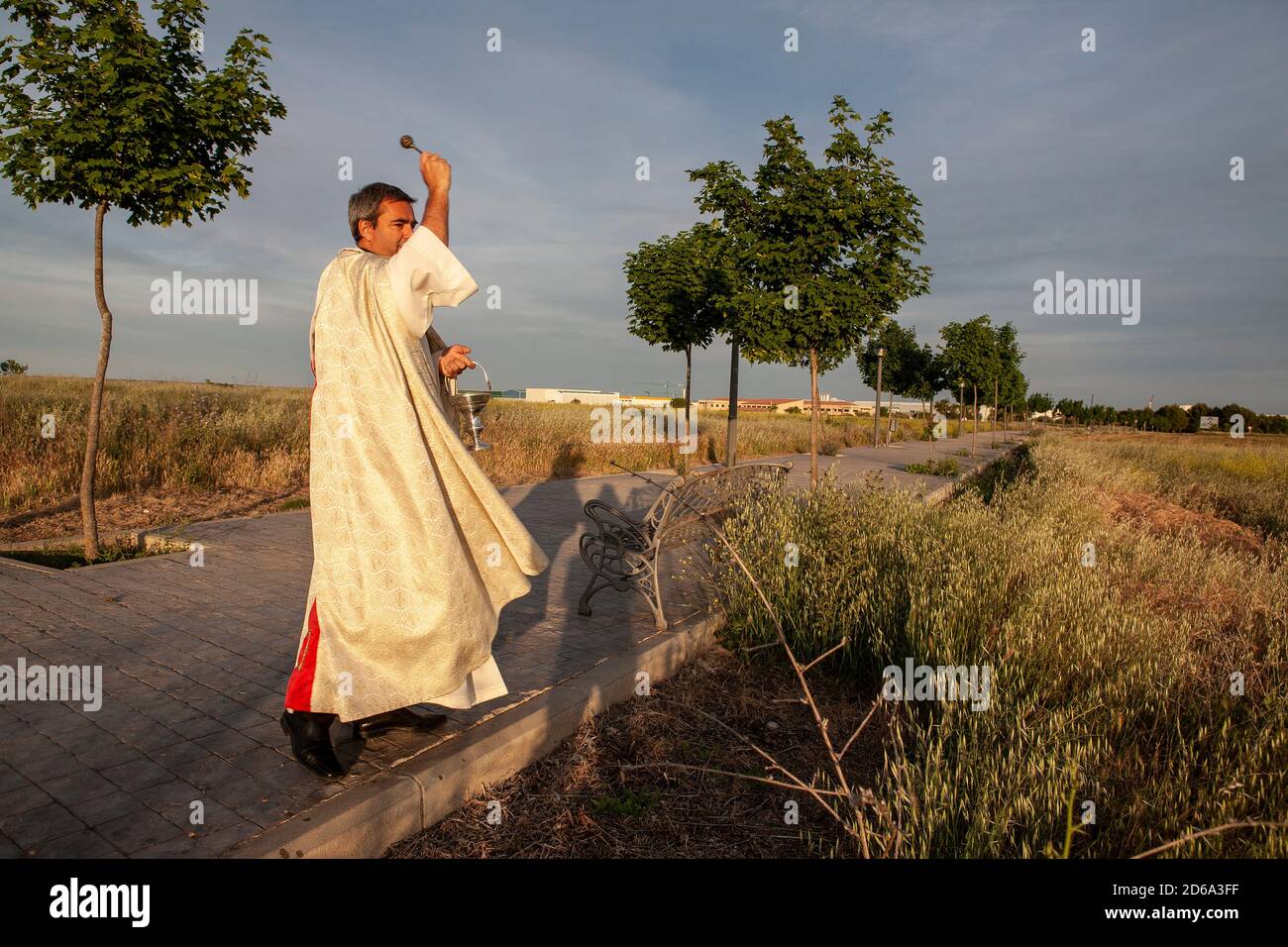 Un sacerdote che benedice i campi, processione di San Isidro, CAMPO REAL, provincia DI MADRID, SPAGNA, EUROPA. Foto Stock