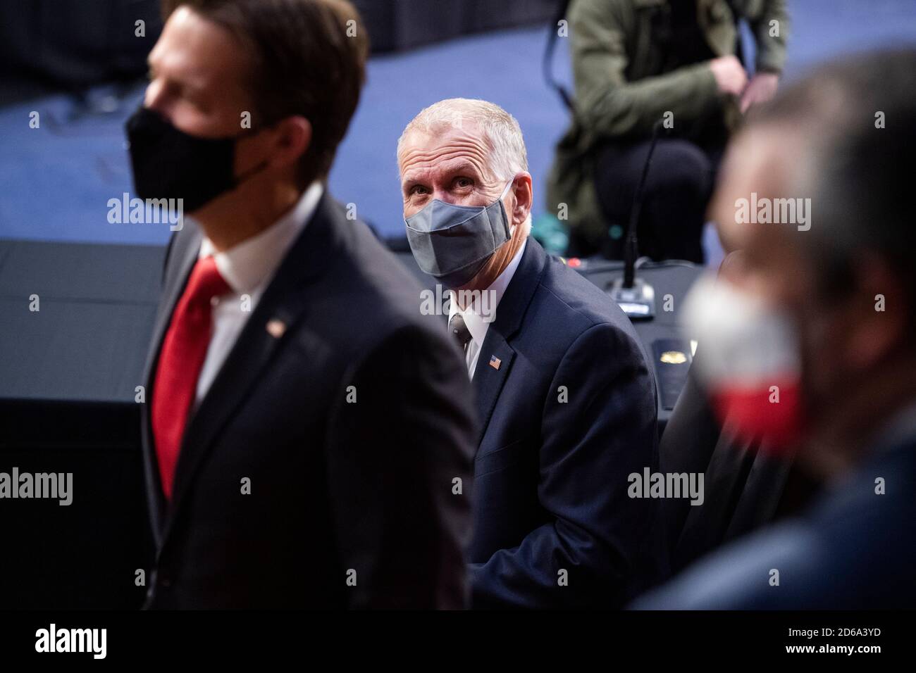 Da sinistra, senatore degli Stati Uniti ben Sasse (repubblicano del Nebraska), senatore statunitense Thom Tillis (repubblicano della Carolina del Nord), E il senatore americano Ted Cruz (Repubblicano del Texas), partecipano al meeting aziendale esecutivo del Comitato giudiziario del Senato sul candidato alla Corte Suprema Amy Coney Barrett nella sede del Senato di Hart, giovedì 15 ottobre 2020. Credit: Tom Williams / Pool via CNP | utilizzo in tutto il mondo Foto Stock