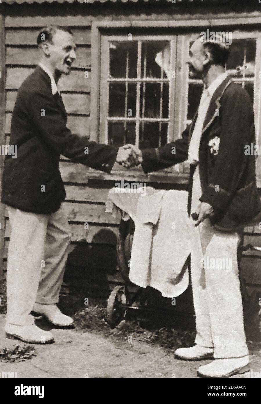 1925 - British Surrey & England Cricketer Jack Hobbs ,( Sir John Berry Hobbs 1882 – 1963, a sinistra) ricevendo congratulazioni per aver segnato 126 secoli dal suo compagno di squadra W C H Sadler prima classe (William Cecil Holborn Sadler 1896-1981) Foto Stock