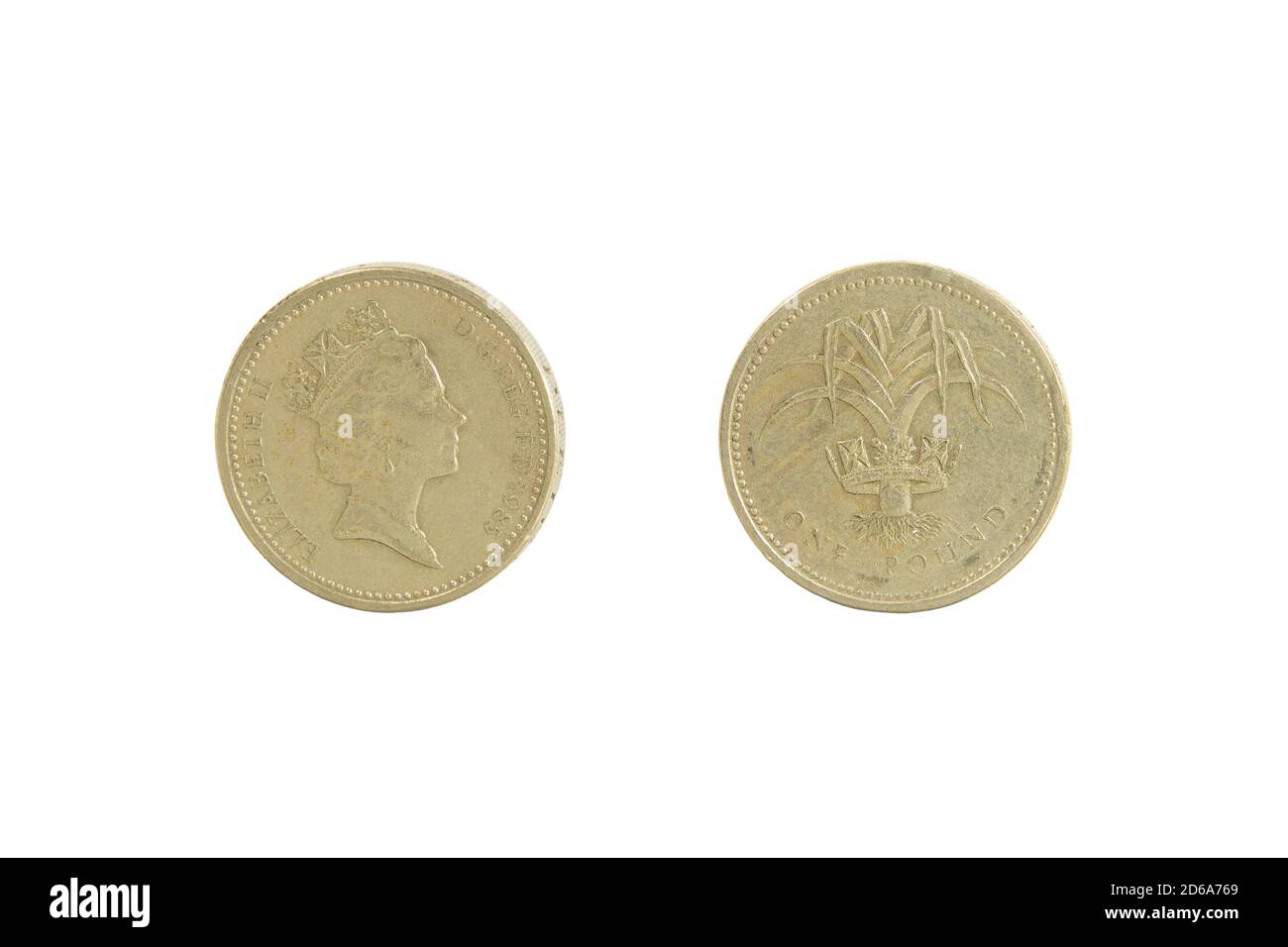 Primo piano di una vecchia moneta inglese lucido libbra, davanti e dietro. Isolato su bianco. Ha caratterizzato il profilo della regina Elisabetta II fin dall'originale Foto Stock