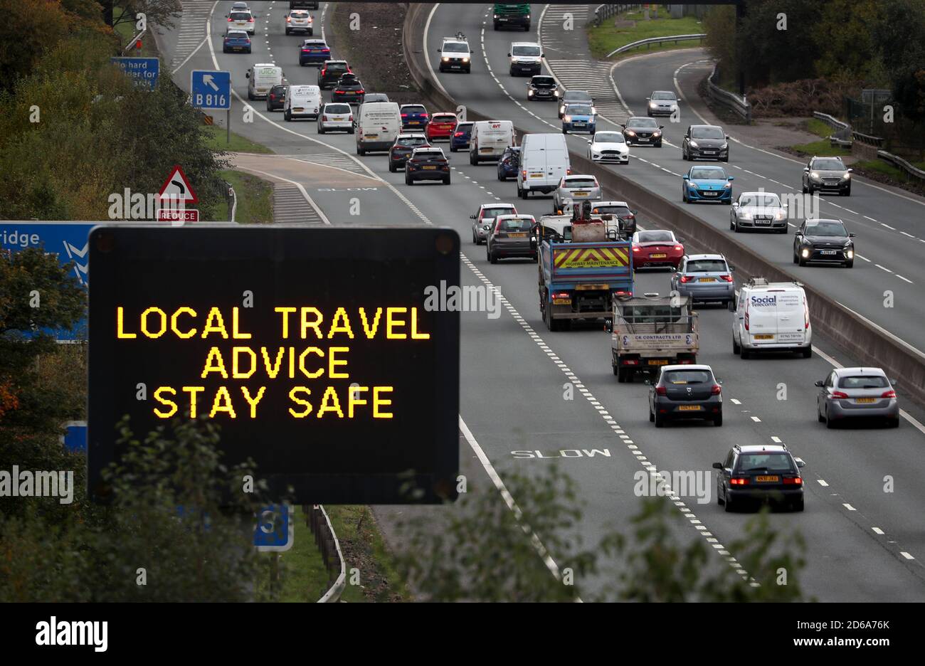 In Scozia è stato introdotto un comitato di informazione sul traffico, mentre il traffico scorre sulla M80 vicino a Babbock, dopo una serie di nuove restrizioni per combattere l'aumento dei casi di coronavirus. Foto Stock