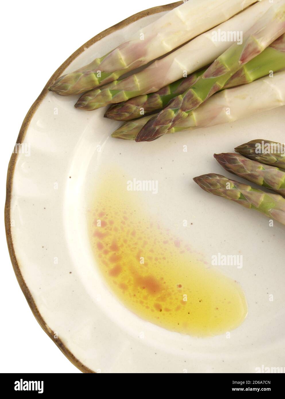 Asparagi con vinaigrette isolato su fondo bianco Foto Stock