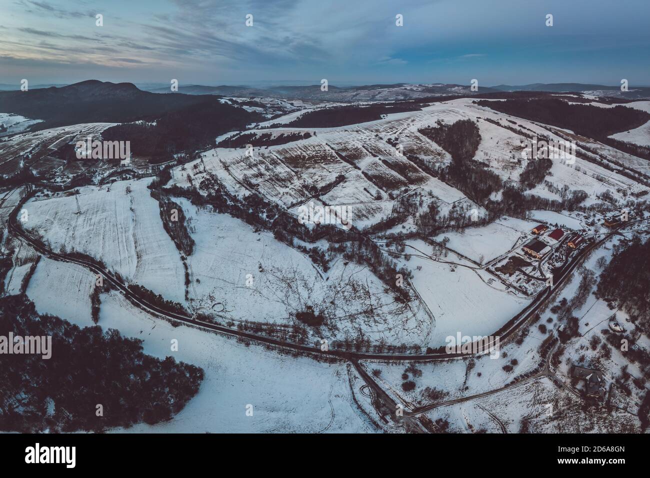 Bassa Beskid, Carpazi Mountain Range in vista aerea invernale Foto Stock