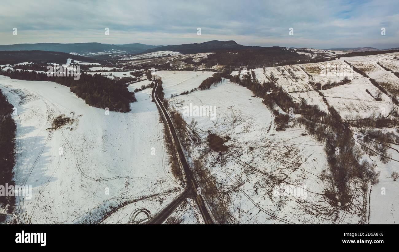 Bassa Beskid, Carpazi Mountain Range in vista aerea invernale Foto Stock