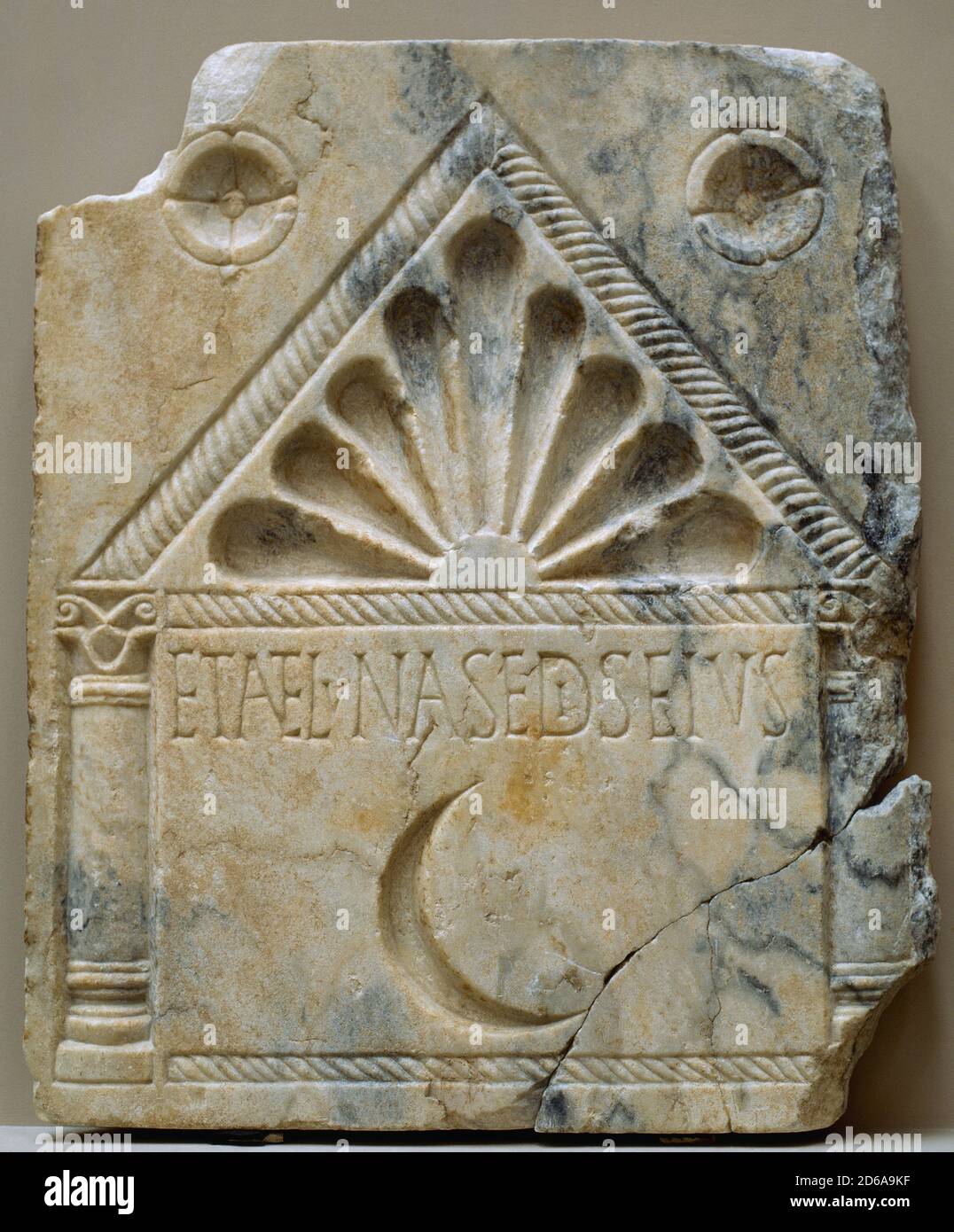 "Piastra di rivestimento". IV secolo d.C. Lapide di marmo (60 x 50 cm) che raffigura un'ediculae, parzialmente incisa e parzialmente in bassorilievo, incorniciante la figura di una luna a mezzaluna affondata (nel quarto trimestre), e il corrispondente titolo in una luna. Le ediculae sono sollevate su un piedistallo basso bordato da un cavo nella parte superiore. Ad entrambe le estremità del cavo vi sono colonne con base soffitta, con zoccolo, albero liscio e capitello composito. Il tempio è coronato da un alto frontone triangolare, delimitato su tre lati da un cavo. Due piccole rosette con quattro petali sommersi sono poste negli spandrelli. Da Mer Foto Stock