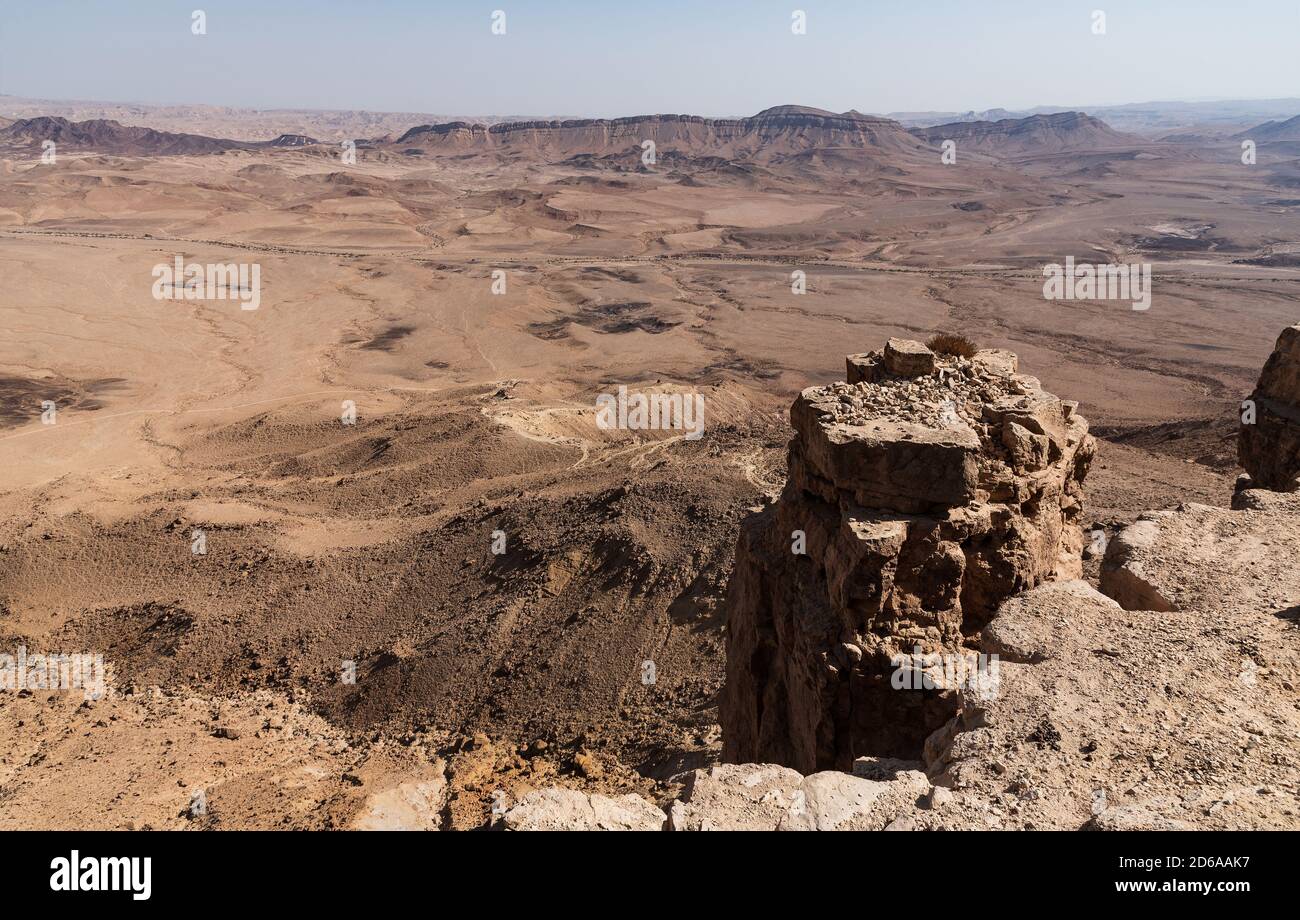 vista vertiginosa dal bordo occidentale del makhtesh ramon cratere in israele che mostra il letto del torrente nahal wadi ramon e altre caratteristiche geologiche Foto Stock