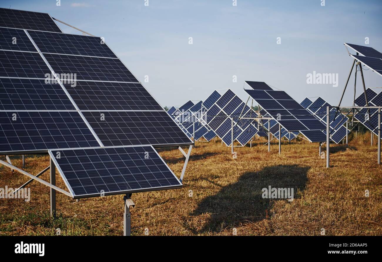 Campo con batterie solari al sole di giorno. Concezione dell'ecologia e del carburante Foto Stock