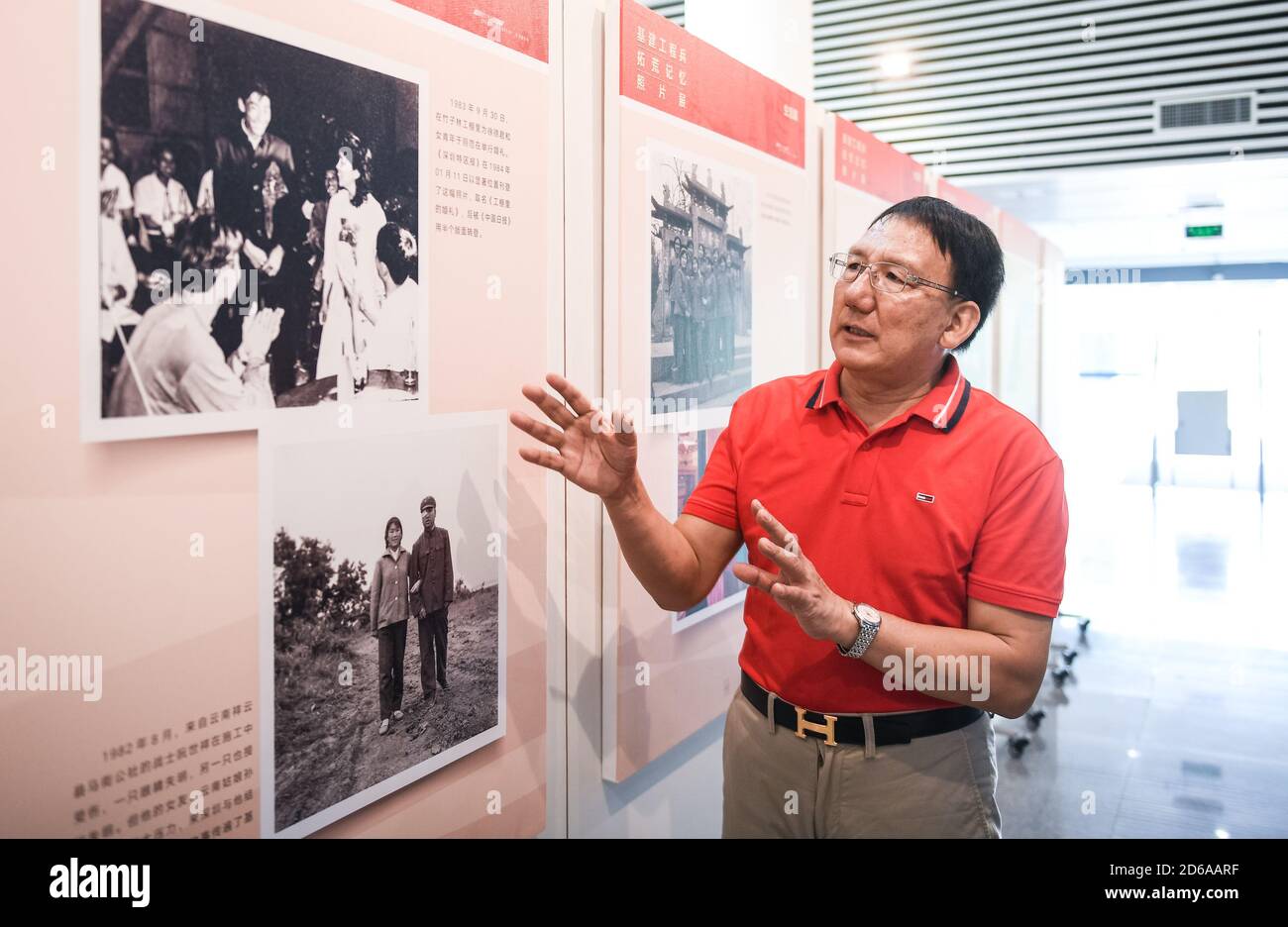 (201015) -- SHENZHEN, 15 ottobre 2020 (Xinhua) -- L'ex corrispondente militare Yang Hongxiang condivide la sua esperienza documentando come i corpi di ingegneri di combattimento hanno contribuito a costruire l'infrastruttura della zona economica speciale di Shenzhen (SEZ) all'inizio degli anni ottanta durante una mostra fotografica tenutasi presso la biblioteca dell'Università di Shenzhen a Shenzhen, nella provincia di Guangdong, nel sud della Cina, il 22 settembre 2020. Yang aveva lavorato come corrispondente militare con i primi ingegneri di combattimento che hanno aperto la strada alla costruzione della Shenzhen SEZ. Con foto e storie, documentò il rapido cambiamento di Shenzhen -- edificio alto Foto Stock