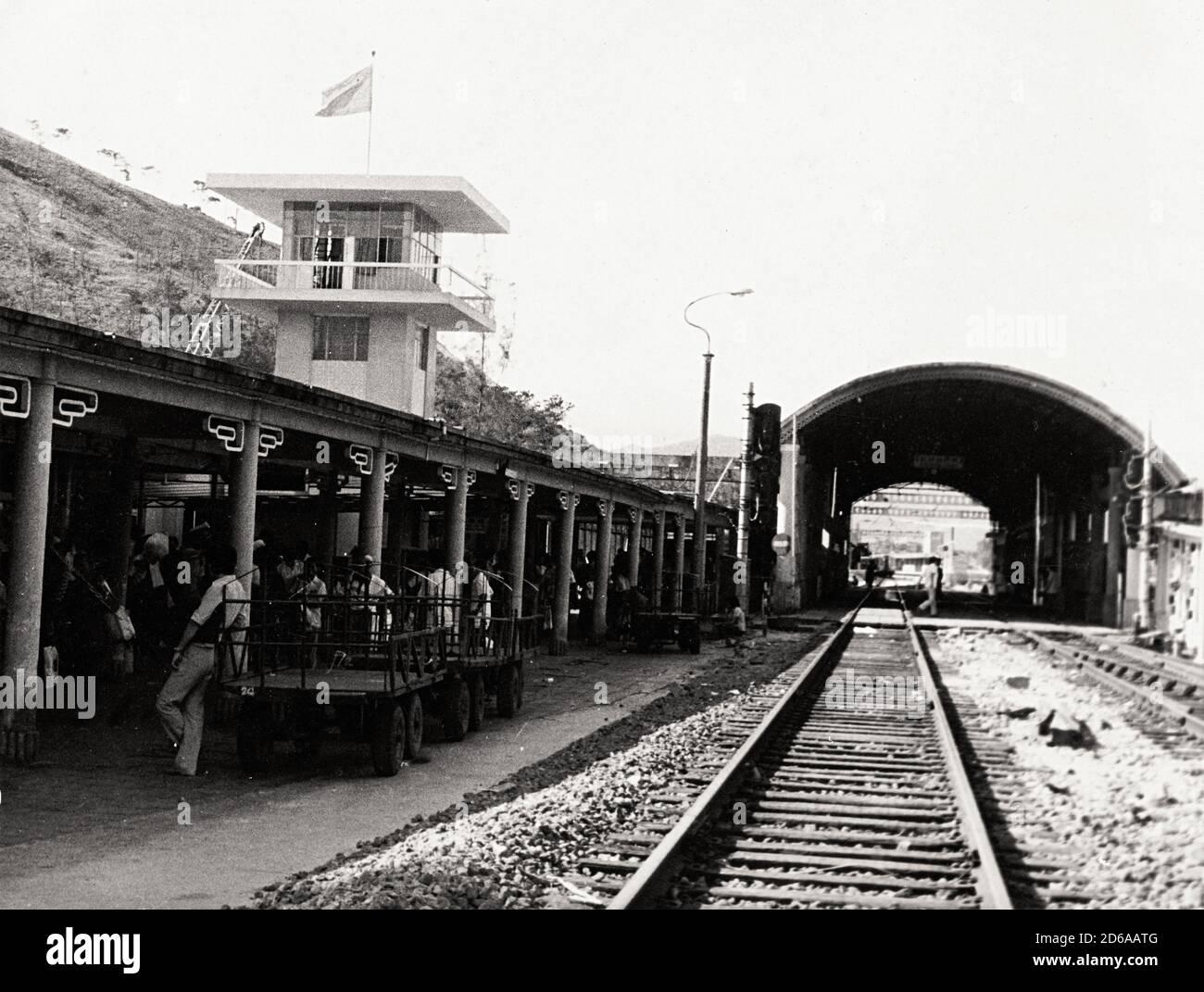 (201015) -- SHENZHEN, 15 ottobre 2020 (Xinhua) -- questa foto scattata dall'ex corrispondente militare Yang Hongxiang nel 1982 mostra il ponte Luohu a Shenzhen, provincia del Guangdong della Cina meridionale. La foto fa parte di una mostra delle opere fotografiche di Yang tenuta presso la biblioteca dell'Università di Shenzhen che documenta come i corpi degli ingegneri di combattimento hanno contribuito a costruire l'infrastruttura della zona economica Speciale di Shenzhen (SEZ). Yang aveva lavorato come corrispondente militare con i primi ingegneri di combattimento che hanno aperto la strada alla costruzione della Shenzhen SEZ. Con foto e storie, ha documentato il rapido cambiamento Foto Stock
