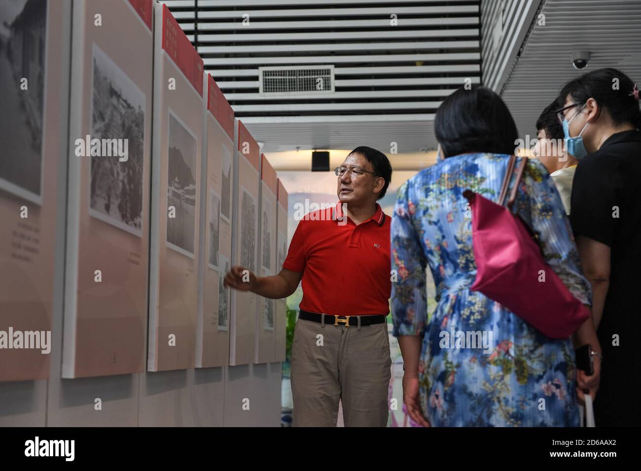 (201015) -- SHENZHEN, 15 ottobre 2020 (Xinhua) -- L'ex corrispondente militare Yang Hongxiang condivide la sua esperienza documentando come i corpi di ingegneri di combattimento hanno contribuito a costruire l'infrastruttura della zona economica speciale di Shenzhen (SEZ) all'inizio degli anni ottanta durante una mostra fotografica tenutasi presso la biblioteca dell'Università di Shenzhen a Shenzhen, nella provincia di Guangdong, nel sud della Cina, il 22 settembre 2020. Yang aveva lavorato come corrispondente militare con i primi ingegneri di combattimento che hanno aperto la strada alla costruzione della Shenzhen SEZ. Con foto e storie, documentò il rapido cambiamento di Shenzhen -- edificio alto Foto Stock