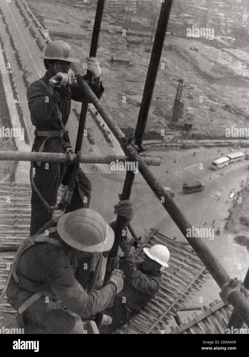 (201015) -- SHENZHEN, 15 ottobre 2020 (Xinhua) -- questa foto scattata da Yang Hongxiang nell'ottobre 1983 mostra le persone che costruiscono la Honggling Mansion a Shenzhen, provincia del Guangdong della Cina meridionale. La foto fa parte di una mostra delle opere fotografiche di Yang tenuta presso la biblioteca dell'Università di Shenzhen che documenta come i corpi degli ingegneri di combattimento hanno contribuito a costruire l'infrastruttura della zona economica Speciale di Shenzhen (SEZ). Yang aveva lavorato come corrispondente militare con i primi ingegneri di combattimento che hanno aperto la strada alla costruzione della Shenzhen SEZ. Con foto e storie, ha documentato il rapido cambiamento o Foto Stock
