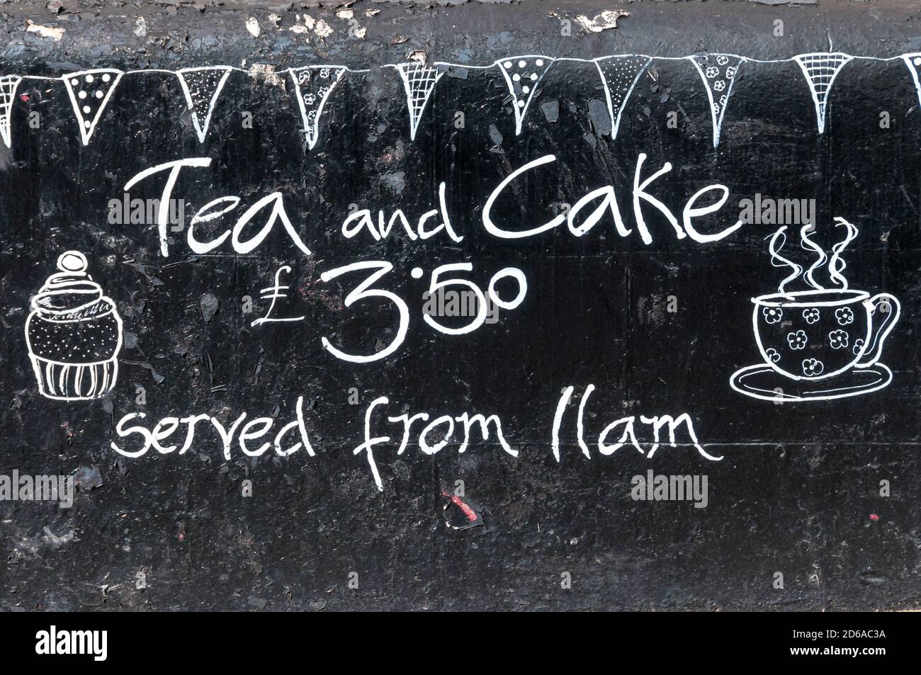 Un cartello per tè e torta nel villaggio inglese di Cobham nel Kent. Foto Stock