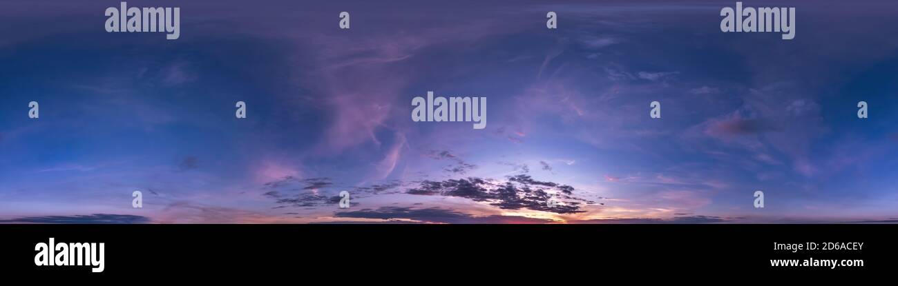 Blu scuro e cielo rosa senza cuciture prima del tramonto panorama hdri 360 gradi con belle nuvole per l'uso nella grafica 3d o lo sviluppo di giochi come Foto Stock