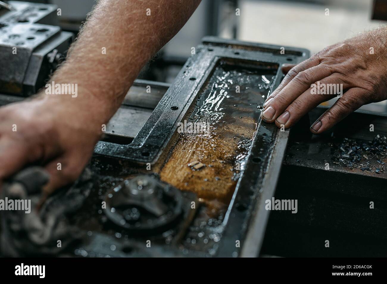 Riparazione e manutenzione del motore. Primo piano delle mani del dipendente. Foto Stock