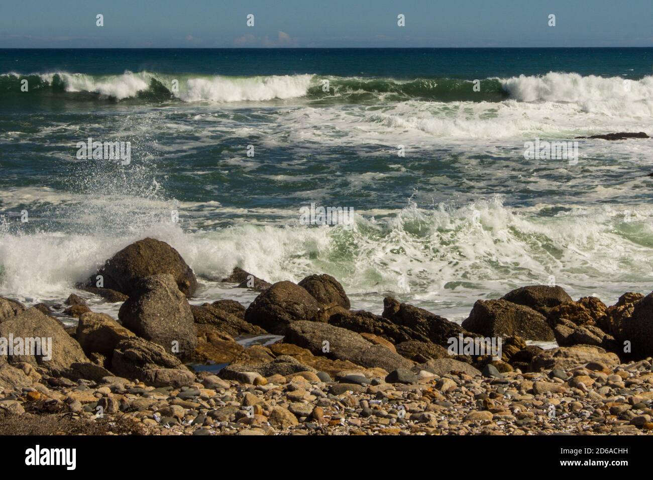 Un oceano agitoso con onde che si infrangono spettacolari contro i massi sulla riva della sezione costiera del Parco Nazionale di Namaqua, sulla West COA Foto Stock