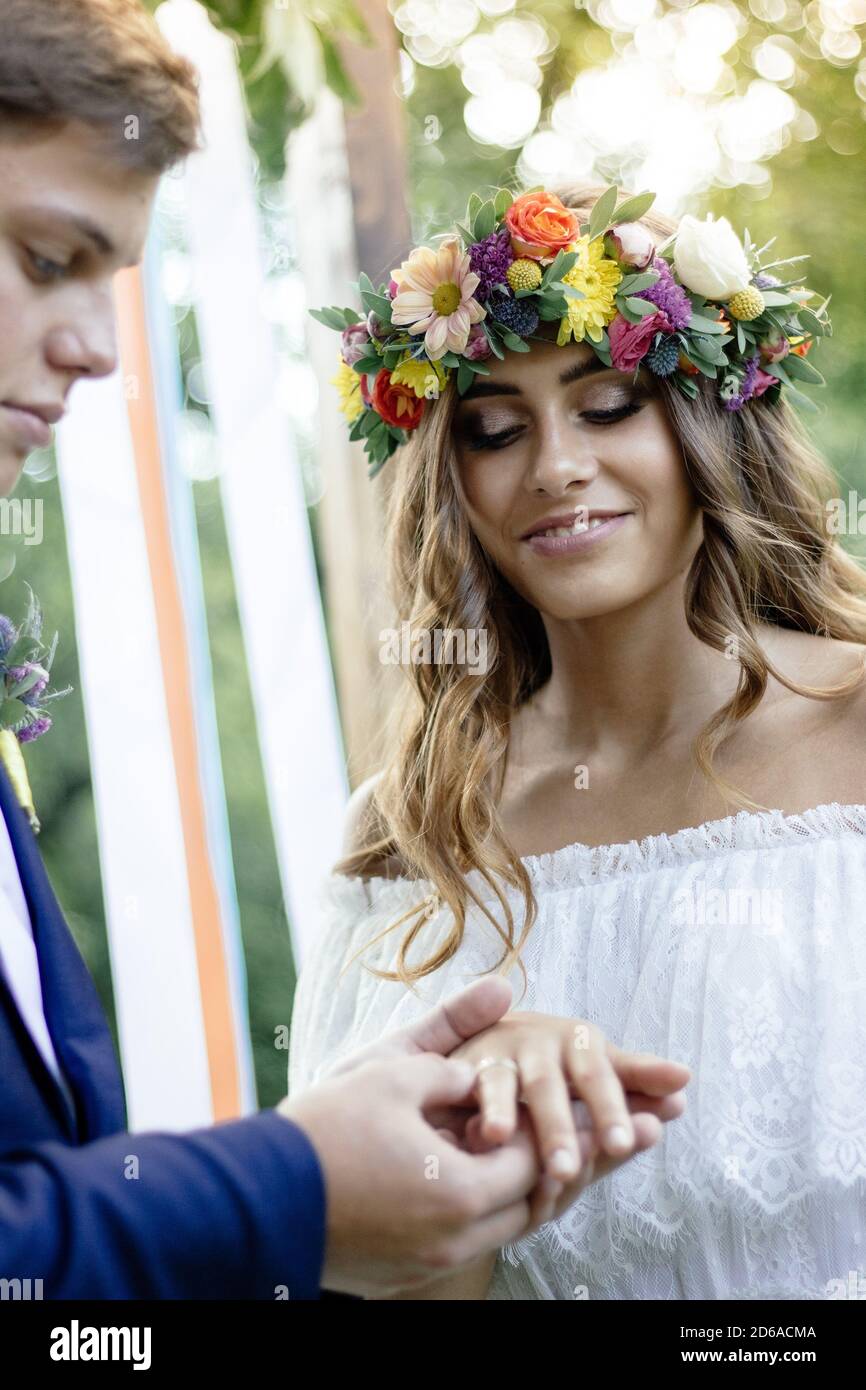 Lo sposo ha messo un anello al dito della sposa durante la cerimonia nuziale Foto Stock