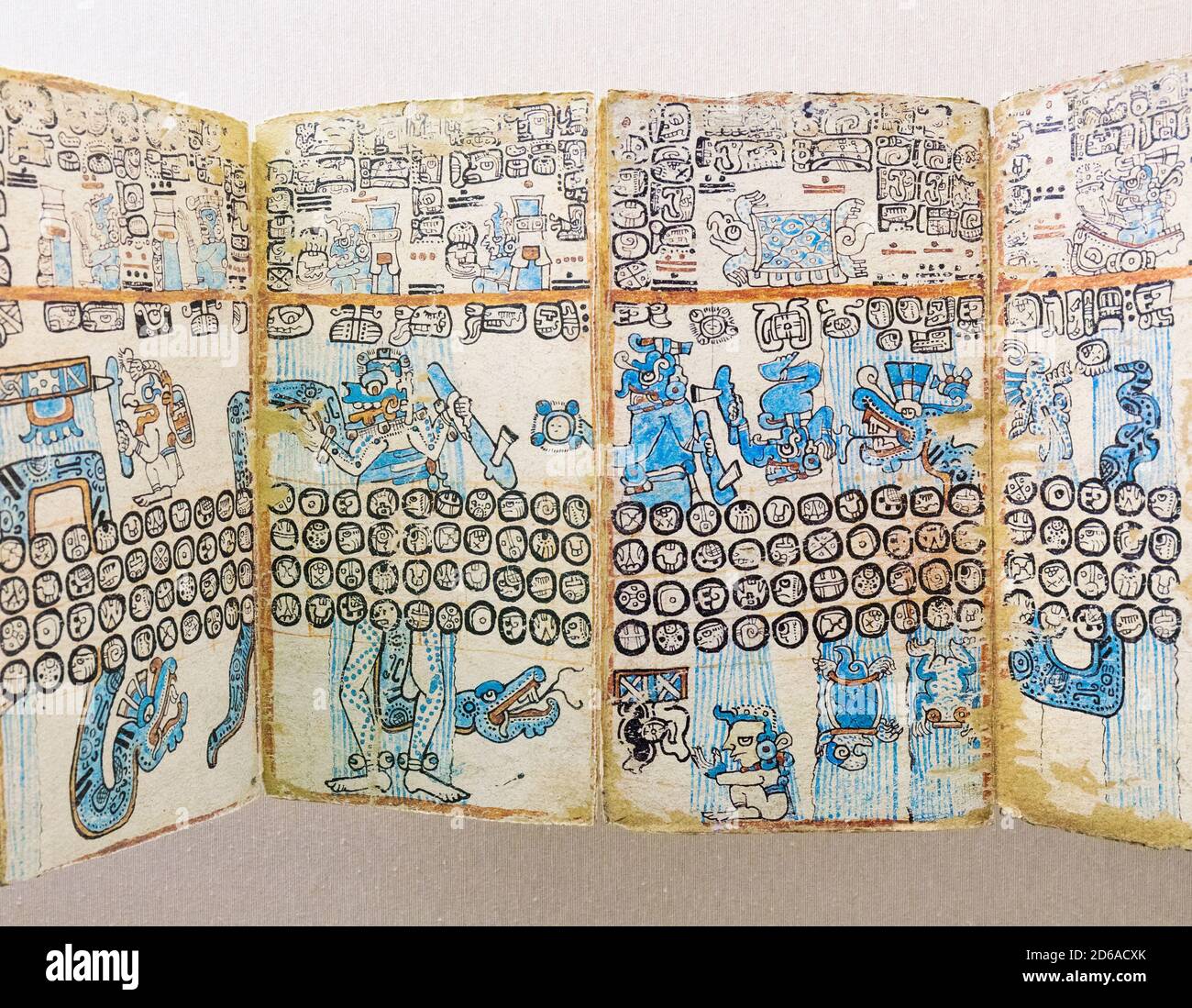 Facsimile del Codice Maya di Madrid, o Codice Tro-Cortesianus, un libro a pieghe della tarda fase postclassica. Muelle de las Carabelas, Palos de la Frontera, Spagna Foto Stock
