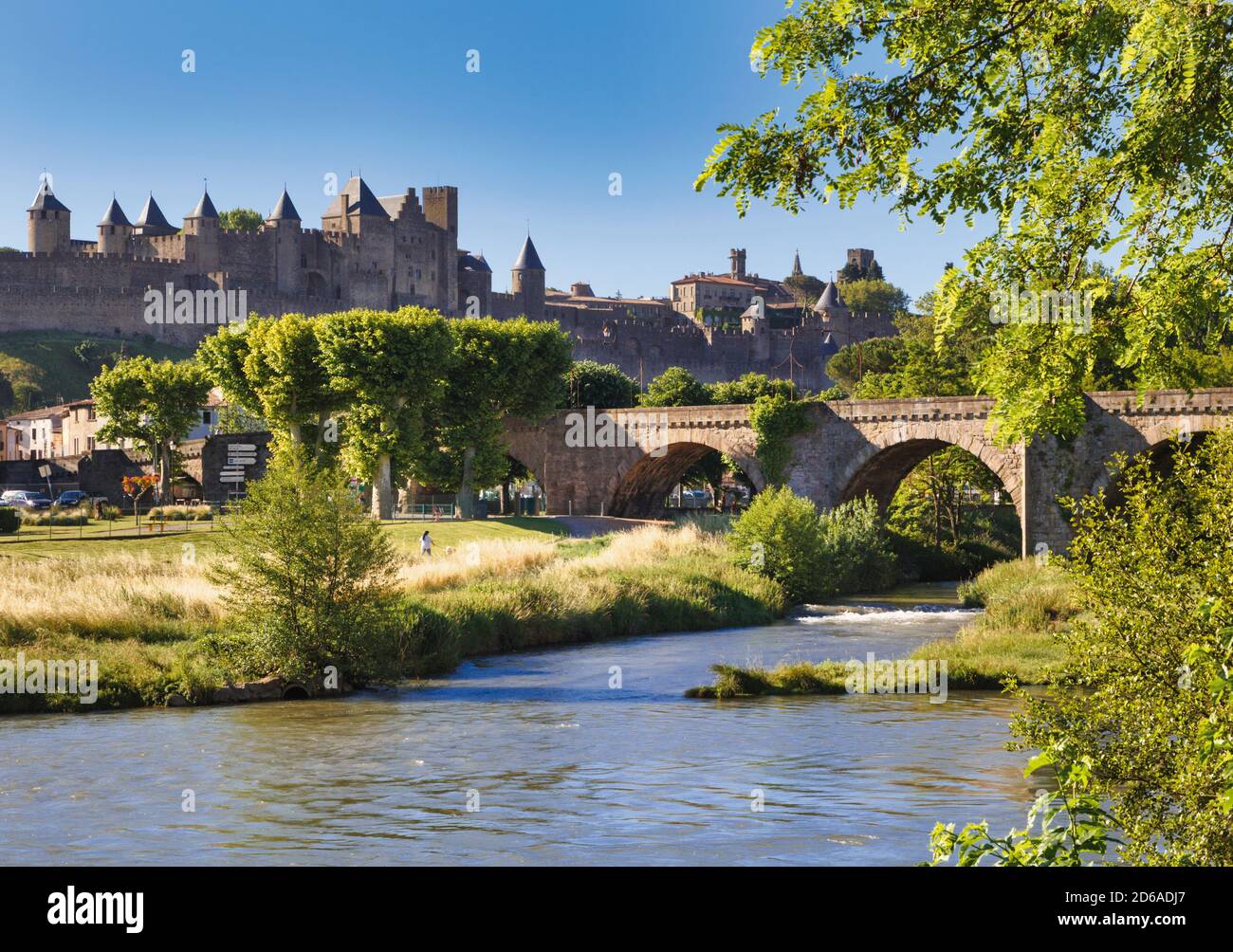 Carcassonne, Languedoc-Roussillon, Francia. La città fortificata, la Cité, vista attraverso il fiume l'Aude con il Ponte Vecchio, il Pont Vieux. Il cite d Foto Stock