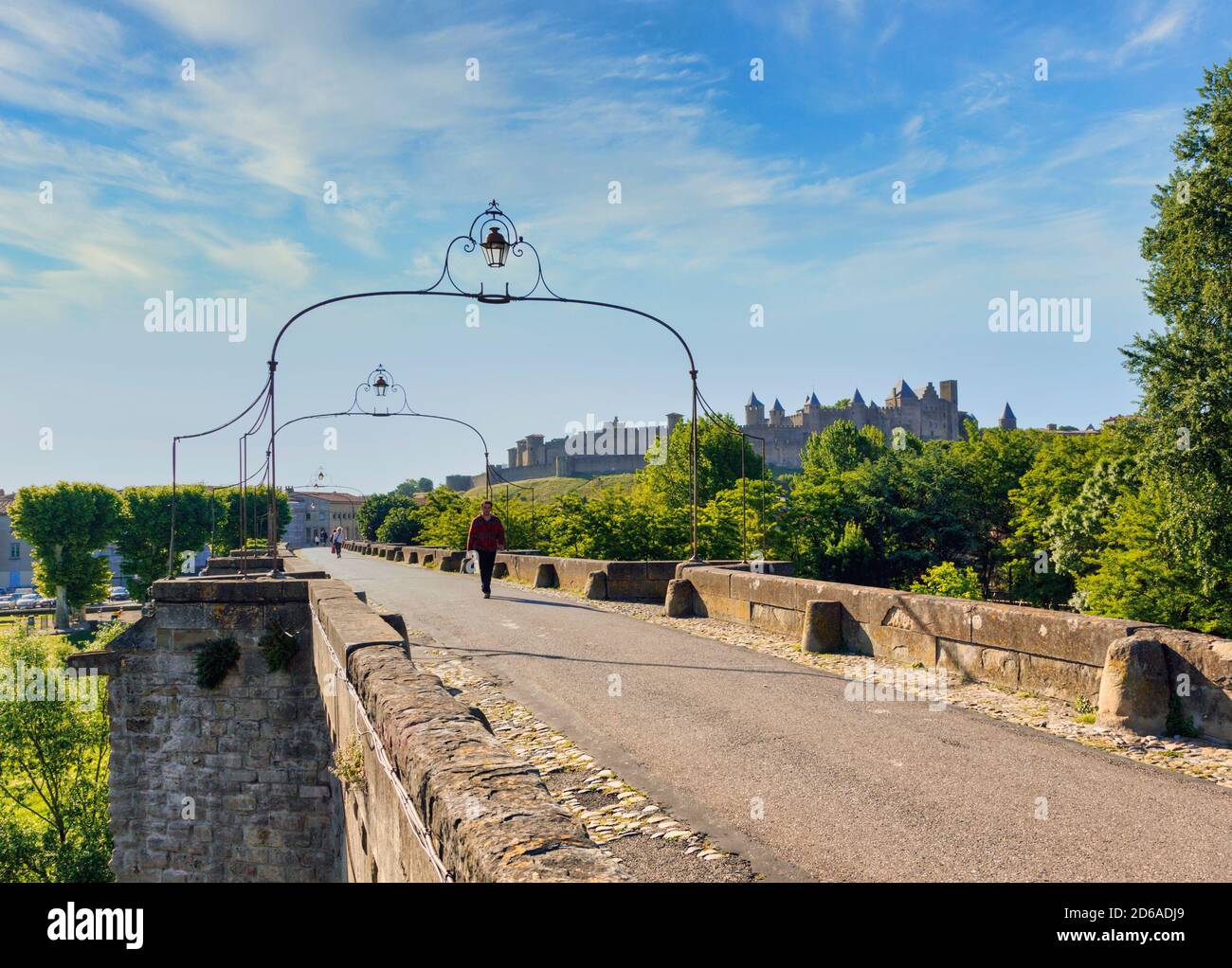 Carcassonne, Languedoc-Roussillon, Francia. La città fortificata, la Cité, visto dal Ponte Vecchio, il Pont Vieux, che attraversa il fiume l'Aude. Il Foto Stock