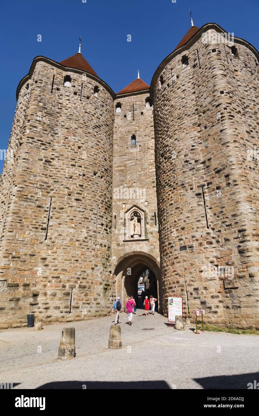 Carcassonne, Languedoc-Roussillon, Francia. Porte Narbonnaise. Un punto di ingresso nella città vecchia. La Cité de Carcassonne è un sito patrimonio dell'umanità dell'UNESCO Foto Stock