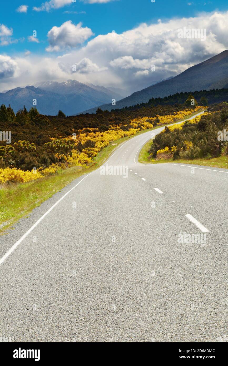 Paesaggio con strada e montagne, Nuova Zelanda Foto Stock