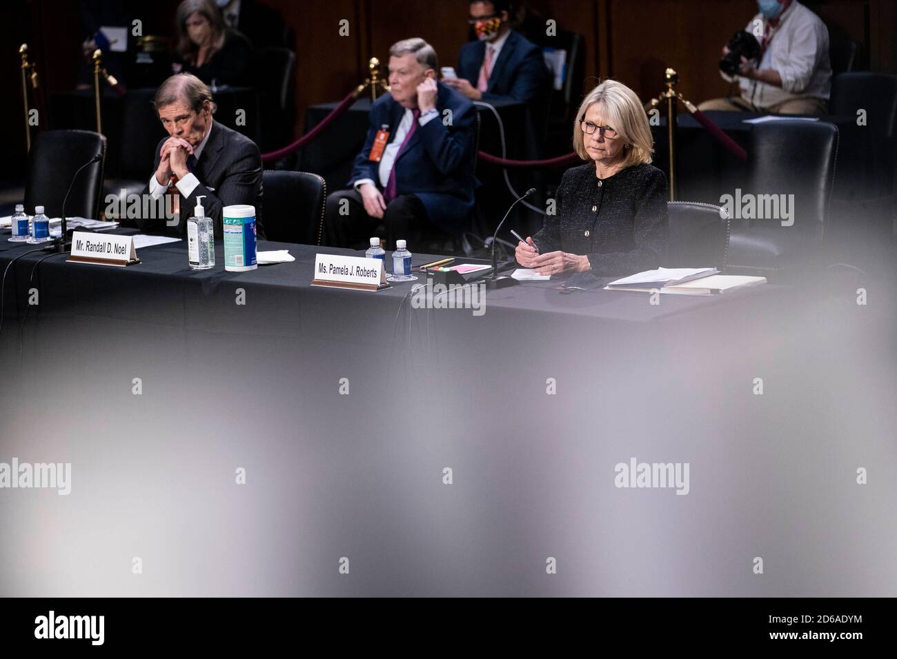 Washington, DC, Stati Uniti. 15 Ott 2020. Randall D. Noel, presidente del Comitato permanente dell'American Bar Association sul Tribunale federale di sinistra, e Pamela J. Roberts, membro del Comitato permanente dell'ABA sul potere giudiziario federale, testimoniano durante l'audizione di conferma dell'Amy Coney Barrett da parte del Comitato giudiziario del Senato, Il candidato del presidente degli Stati Uniti Donald Trump per la giustizia associata della Corte Suprema degli Stati Uniti, su Capitol Hill a Washington, DC, Stati Uniti, giovedì 15 ottobre 2020.Credit: Sarah Silbiger/Pool via CNP | Usage worldwide Credit: dpa/Alamy Live News Foto Stock